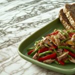 Fagiolini con tonno: un'insalata sana e gustosa per un pranzo veloce 1 su tavolo di marmo da cucina piatto rettangolare verde con fagiolini con tonno e 2 fette di pane integrale