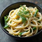 Pasta con fagiolini: un primo piatto semplice e veloce 1 su tavolo di marmo piatto nero con pasta con fagiolini