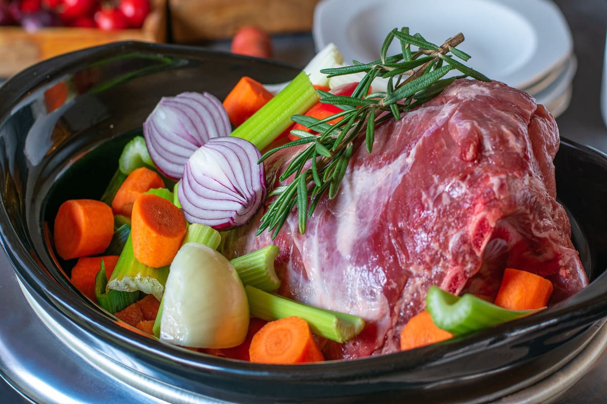 Slow cooker: la top 5 di Amazon per una cucina facile e gustosa 6 Delle verdure come carote e cipolle per soffritto insieme ad un taglio di carne in una slow cooker
