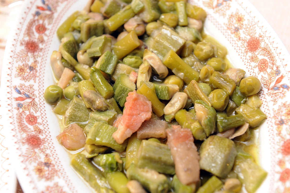 primo piano di un piatto con vignarola con la pancetta
