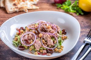 Insalata di ceci e tonno: una ricetta dietetica e veloce da preparare