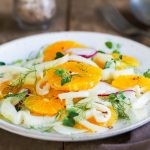 Insalata di finocchi e arance alla siciliana: un contorno detox 1 in primo piano su un piatto piano bianco una gustosa insalata di finocchi e arance, perfetta come contorno o antipasto