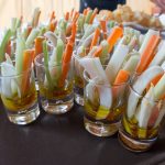 Come preparare un perfetto pinzimonio di verdure 1 su tavolo vassoio con bicchierini e pinzimonio di verdure
