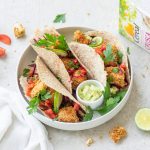 Fish tacos di merluzzo: ricetta dietetica e video ricetta dello street food messicano 1 su base bianca una ciotola bianca con tre fish tacos, una confezione di farina di avena Céréal