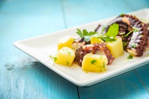 Insalata tiepida di polpo con patate: ricetta e video ricetta