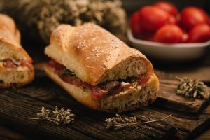 Pane cunzato: panino tipico siciliano, veloce da fare e ricco di gusto