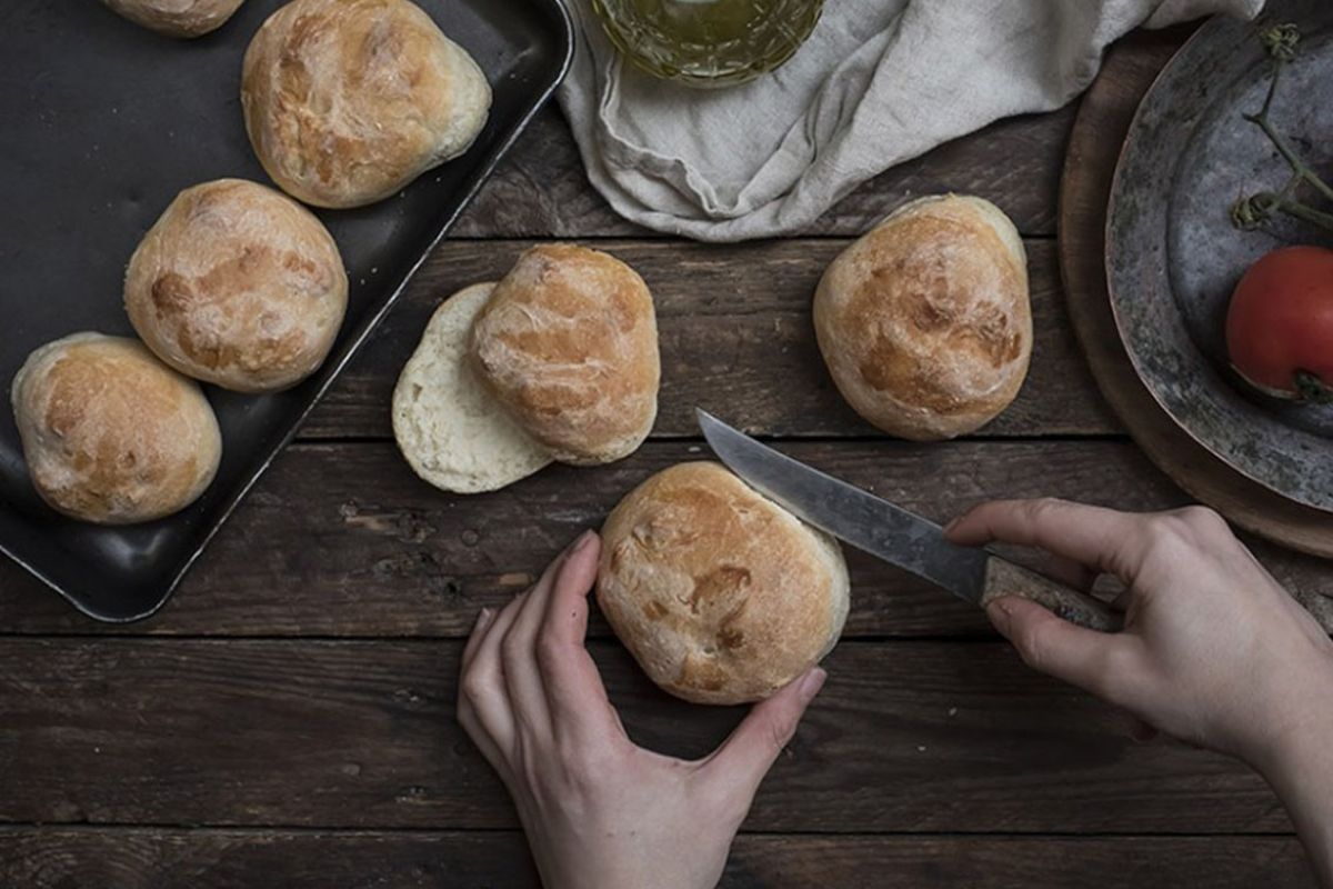 Ricette con panini: 21 idee sfiziose per farcire i tuoi panini 1 le mani di una donna tagliano dei panini tondi per poi riempirli