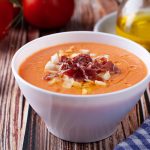 Salmorejo: la ricetta originale della zuppa fredda andalusa 1 in primo piano dentro una ciotola bianca la zuppa fredda di salmorejo con uova sode e jamon serrano