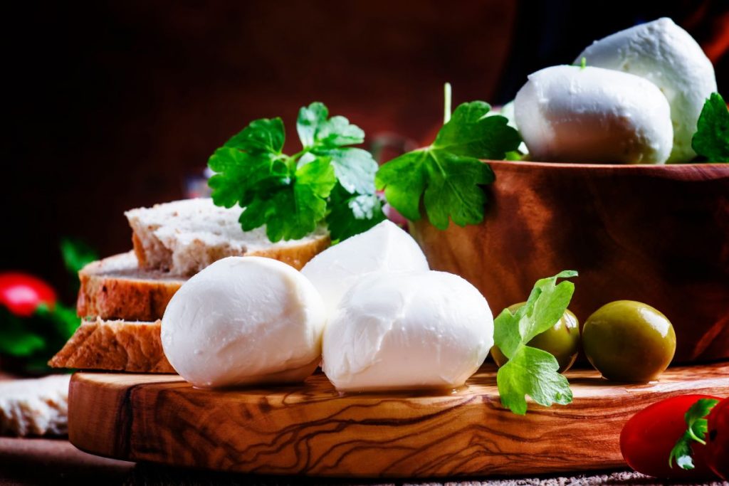 Calorie della mozzarella: tutto quello che c’è da sapere se sei a dieta 1 tre piccole mozzarelle su un tagliere con delle olive