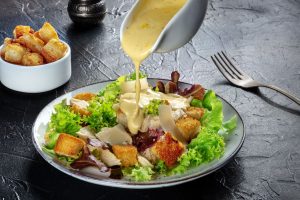 Salsa Caesar: la ricetta originale con ingredienti semplici e varianti light