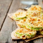 Schiacciatina di zucchine: ricetta veloce semplice e croccante 1 in primo piano delle schiacciatine di zucchine croccanti e dorate sopra un tavolo di legno