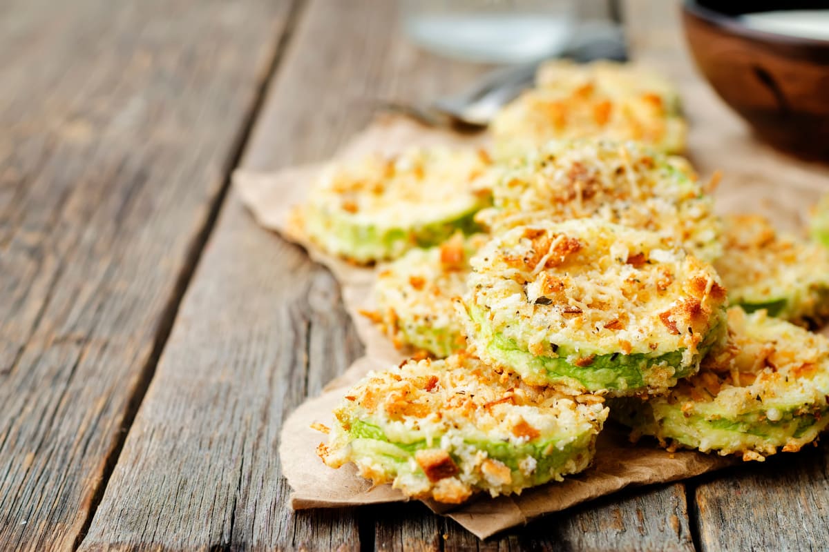 Ricette con verdure: facili, veloci e perfette per ogni stagione 1 in primo piano delle schiacciatine di zucchine croccanti e dorate sopra un tavolo di legno