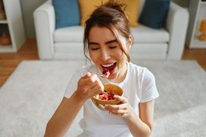 Mindful eating:  cos&rsquo;&egrave;, perch&eacute; fa bene e i 6 passi per cominciare