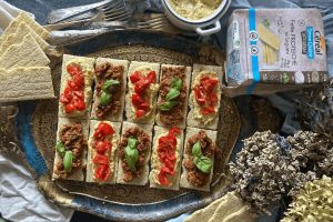 Fette proteiche ai legumi con hummus e pesto: un aperitivo croccante senza glutine