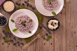 Risotto ai mirtilli neri: ricetta facile con mirtilli freschi o surgelati