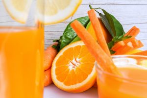 Succo ACE fatto in casa con il frullatore o l&rsquo;estrattore