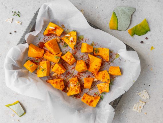 Involtini di zucca e pane azzimo al forno: ricetta e video ricetta di un piatto delizioso 2 teglia rettangolare con carta forno con zucca a pezzetti