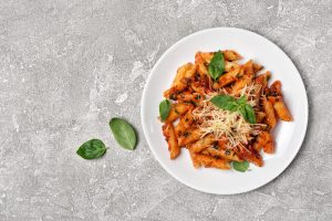 Pasta alla pizzaiola, primo piatto saporito con pomodoro e origano da fare in padella