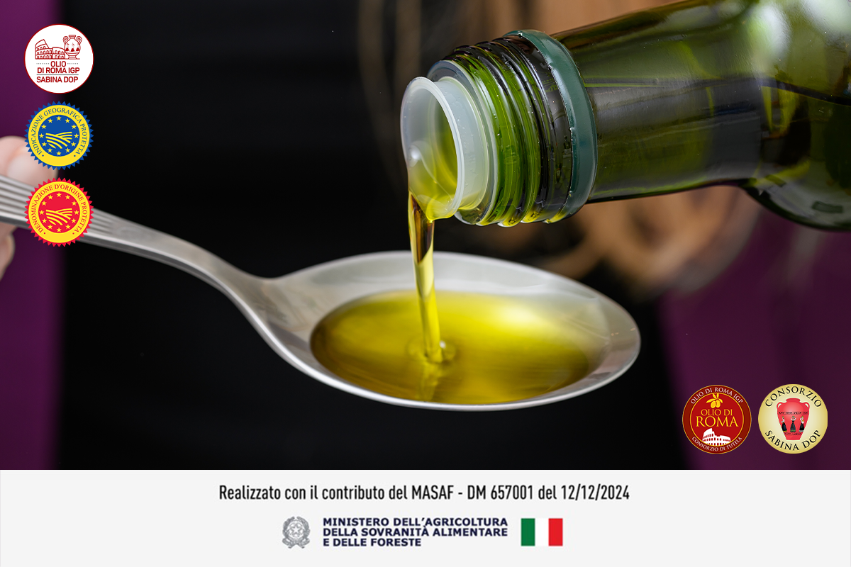 primo piano della mano di una donna che tiene in mano un cucchiaio e con l'altro versa con la bottiglia l'olio EVO nel cucchiaio. A sinistra loghi dell'olio IGP e sotto footer del ministero