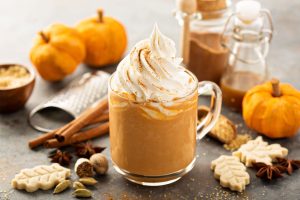 Pumpkin spice latte: la bevanda speziata alla zucca perfetta per l&rsquo;autunno con videoricetta