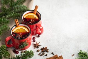 Vin brul&eacute; fatto in casa: bevanda calda e speziata  con videoricetta