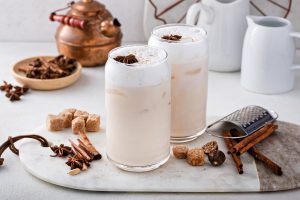 Chai latte: ricetta del t&egrave; nero indiano speziato dal gusto avvolgente