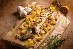 Spigola al cartoccio: ricetta semplice al forno e varianti