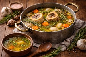 Brodo di ossa: ricetta e video ricetta del superfood  ricco di nutrienti