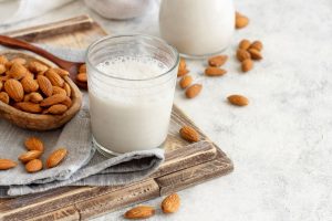 Latte di mandorla fatto in casa: ricetta semplice passo passo