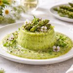 Flan di asparagi senza panna: ricetta leggera e facile con video ricetta 1 su tavola di aspetto primaverile piatto bianco con flan di asparagi