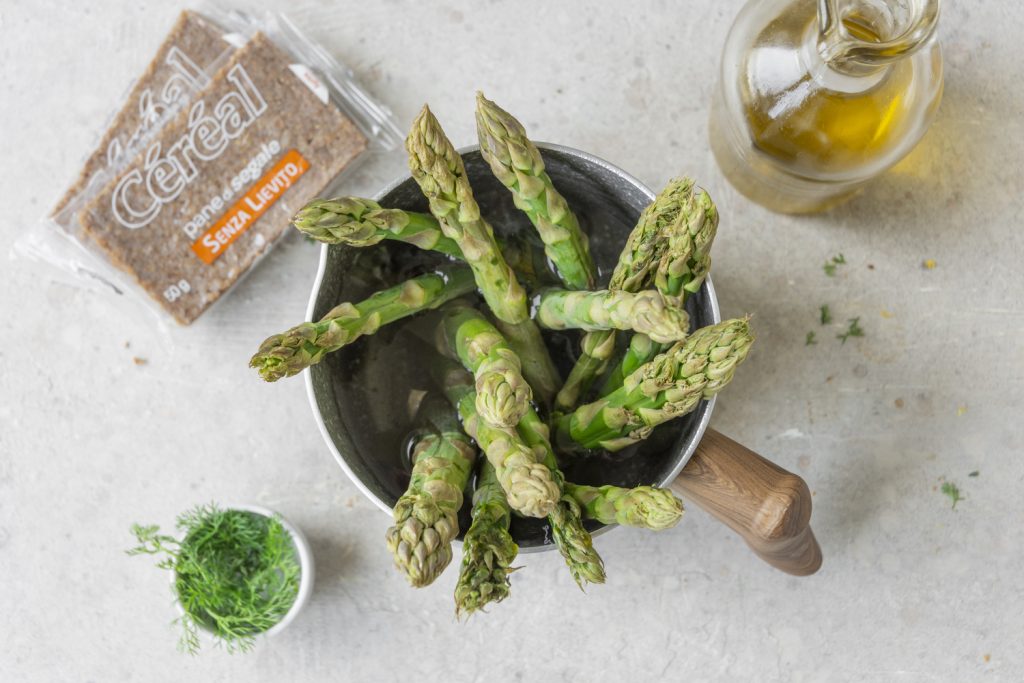 Merluzzo in crosta croccante: ricetta con pane di segale e asparagi 6 merluzzo in crosta step 5