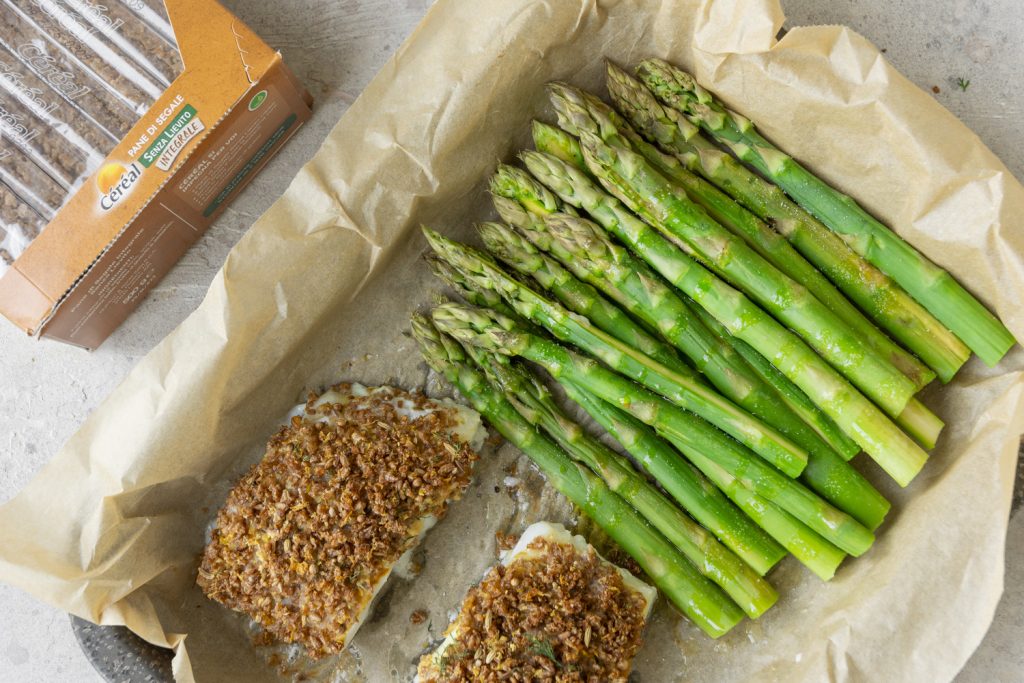 Merluzzo in crosta croccante: ricetta con pane di segale e asparagi 7 merluzzo in crosta step 6