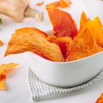 Chips di zucca al forno: croccanti, sane e leggere 1 ciotola bianca piena di chips di zucca