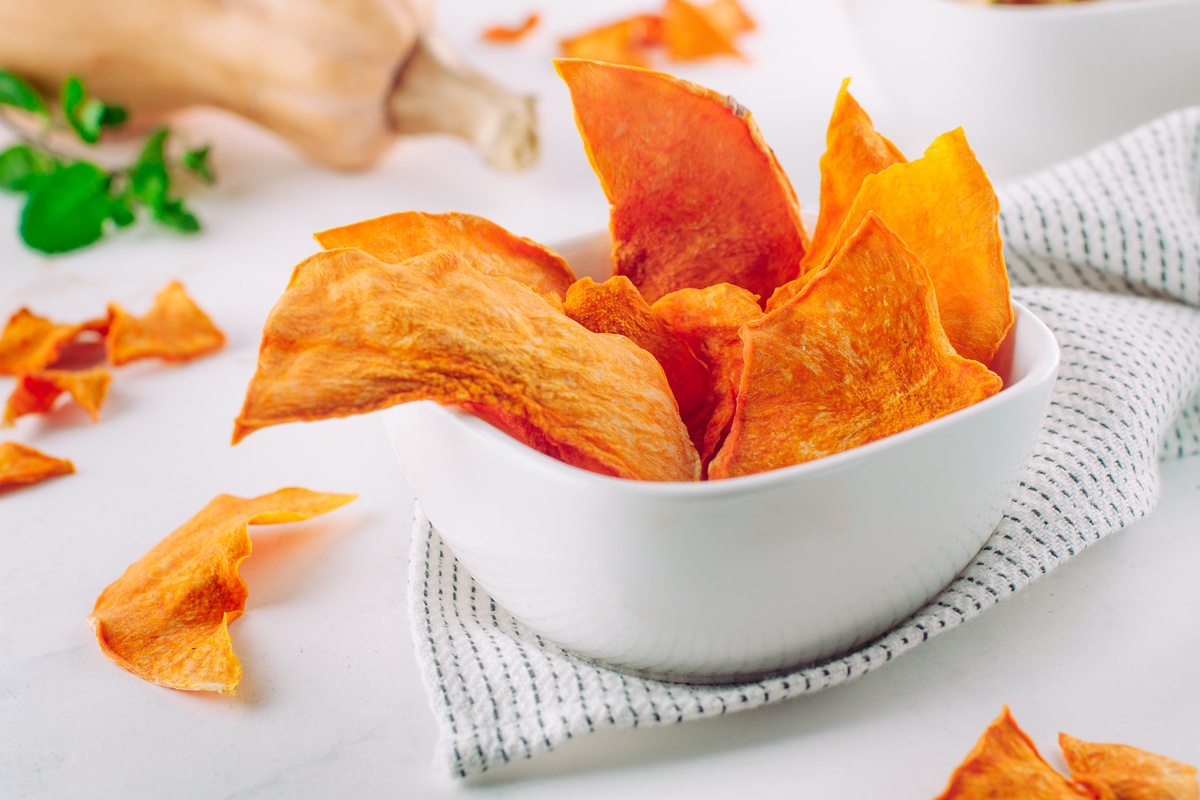 Ricette con la zucca: le migliori idee sane e gustose 25 ciotola bianca piena di chips di zucca
